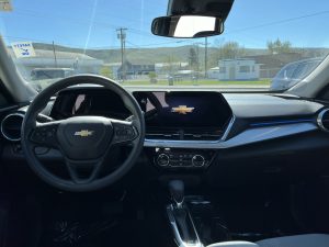 Interior image of the Chevrolet Trax steering wheel and infotainment system